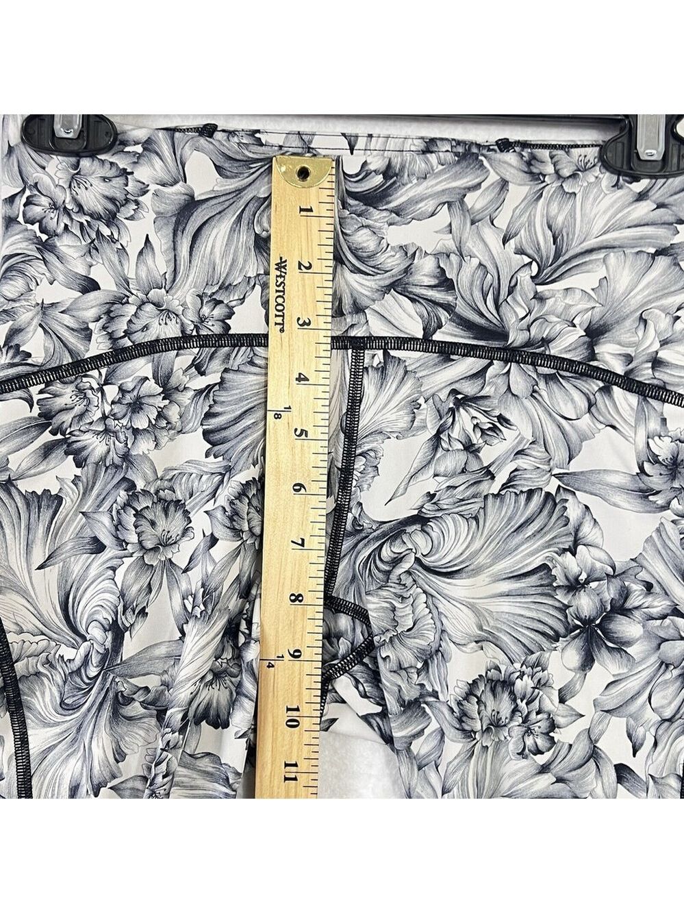 Lululemon Leggings Sz 6 Train Times 7/8 Pant Light Garden White Black Floral - Picture 12 of 13